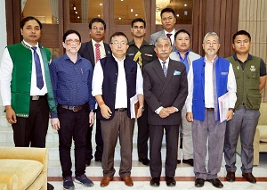 The Governor of Arunachal Pradesh Brig. (Dr.) B.D. Mishra (Retd.) with the delegation of Indian Red Cross Society (IRCS), Arunachal Pradesh State Branch at Raj Bhavan, Itanagar on 16th November 2017. 